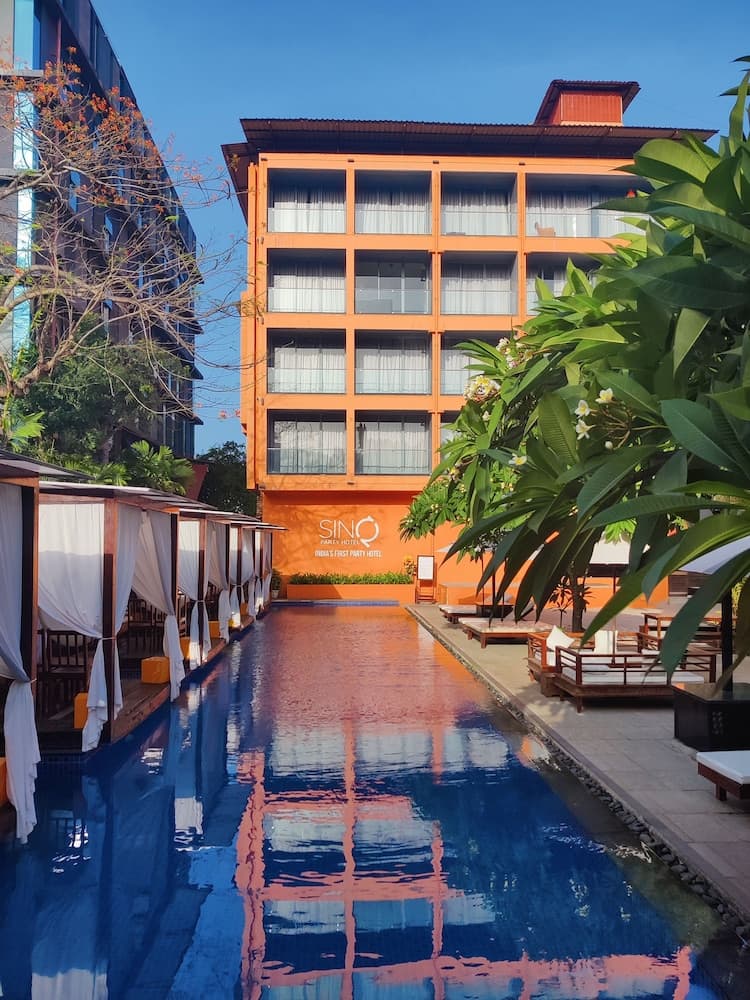 SinQ Party Hotel