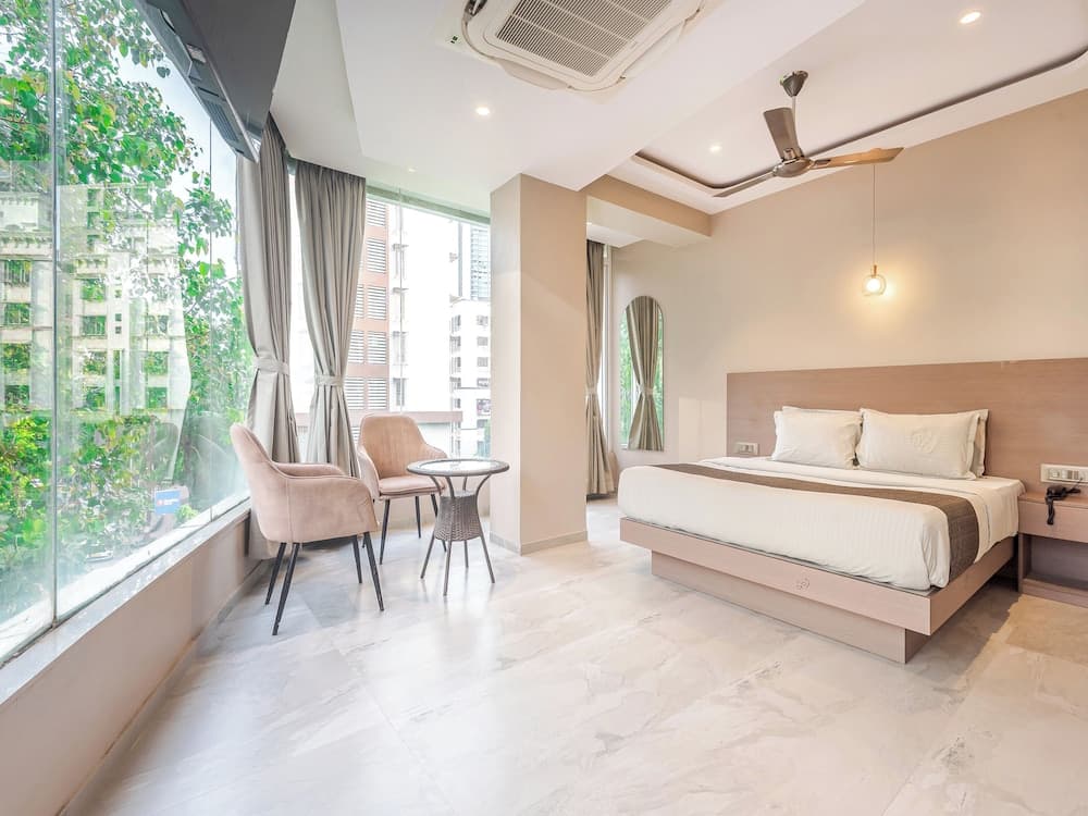Hotel Aura - Near Malad Link Road
