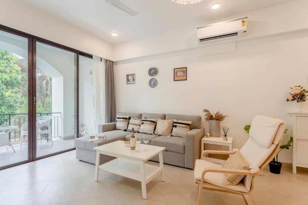 1BR Apt in Candolim With Pool 5 Mins From Beach
