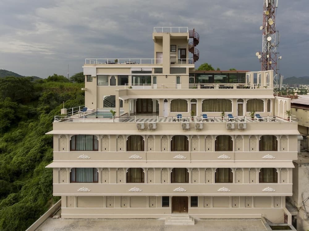Raj Kuber - A Boutique Lake View Hotel