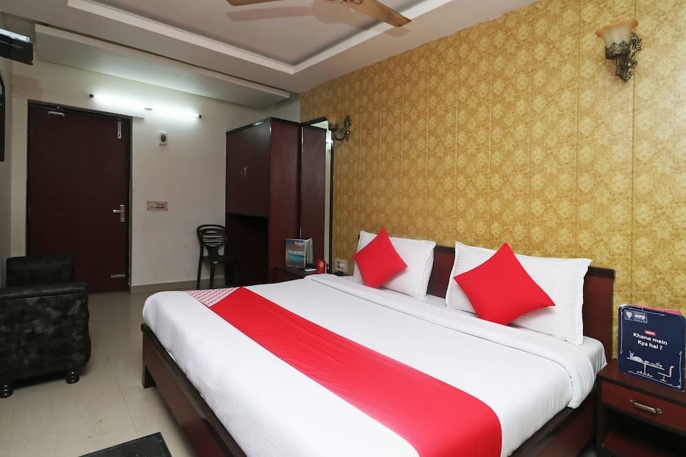 OYO 28053 Hotel Gayatri Palace